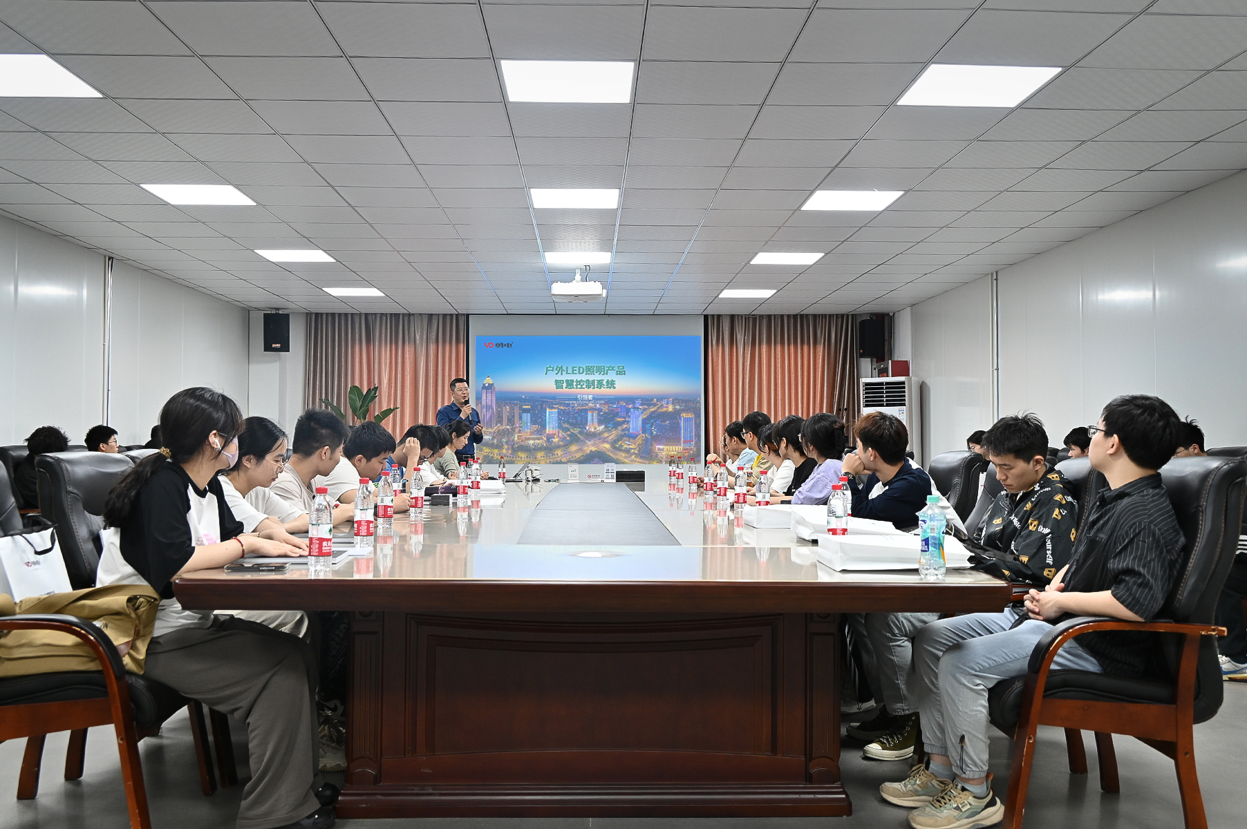 浙江理工大學(xué)學(xué)子走進(jìn)勇電，探索智慧光影科技