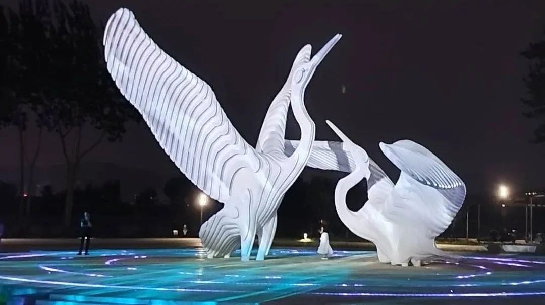 光隨曲動！IP68勻光地埋燈打造聲光一體廣場雕塑