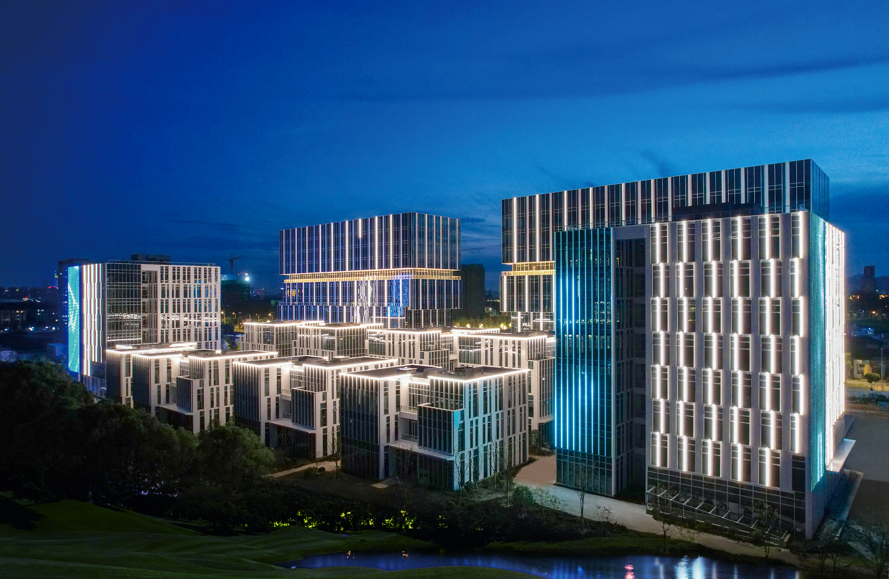 南太湖新區(qū)再添彩，天能太湖科技城夜景璀璨