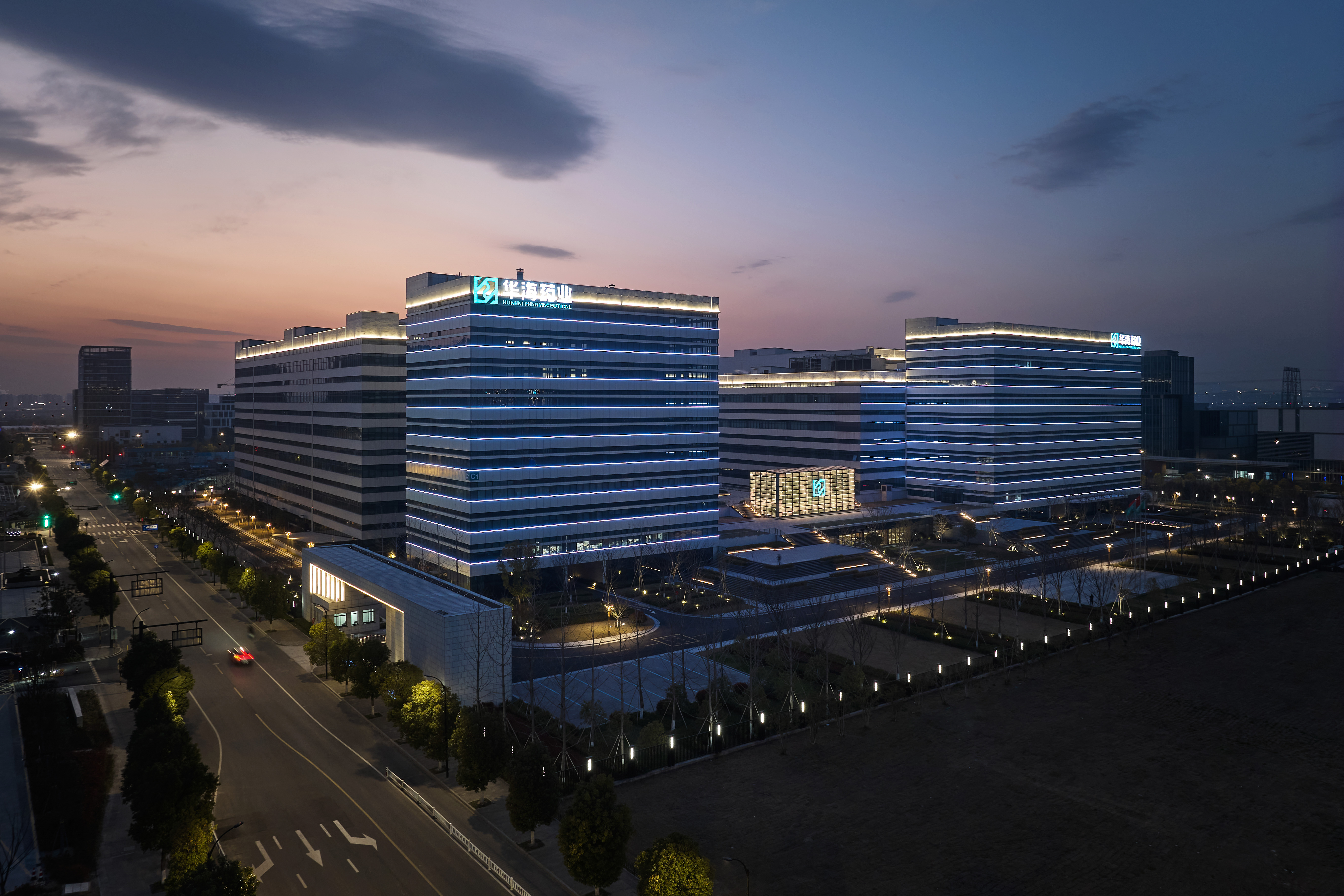 勻光線條燈，為華海藥業(yè)園區(qū)打造簡(jiǎn)約舒適夜景